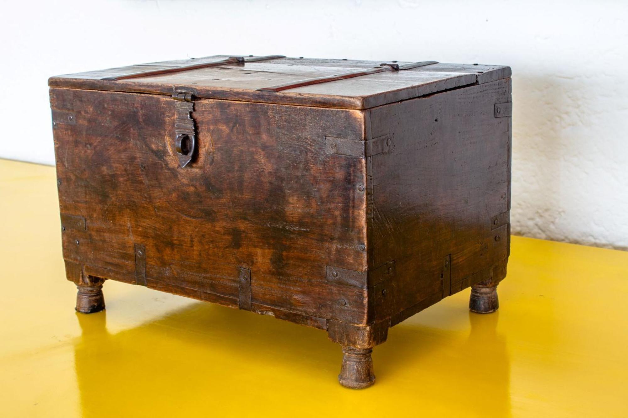 Camino Real Polanco Mexico Hotel Exterior photo A wooden chest