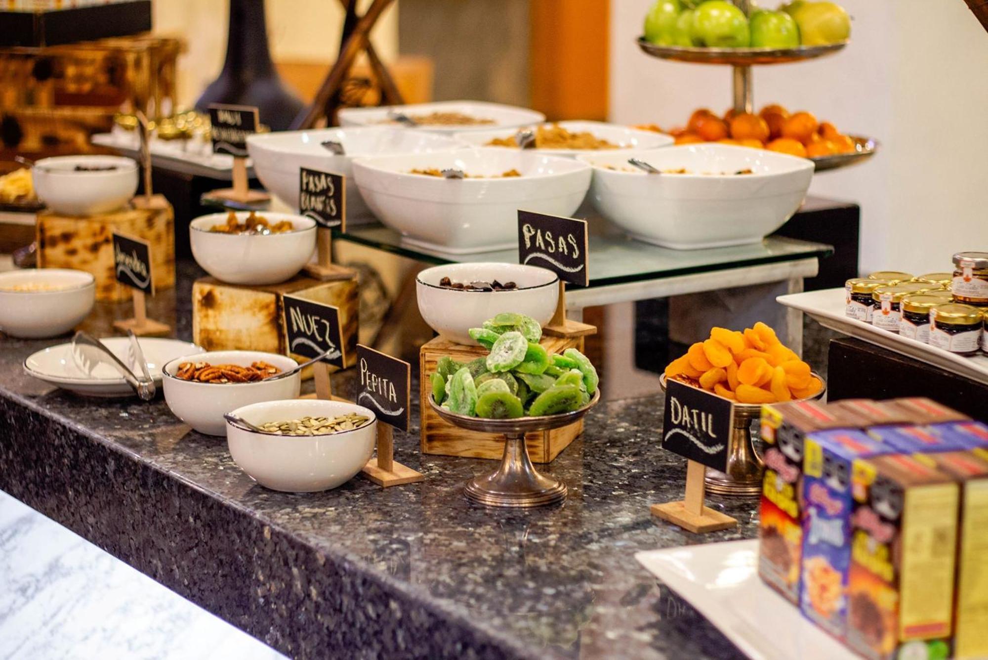 Camino Real Polanco Mexico Hotel Exterior photo A breakfast buffet