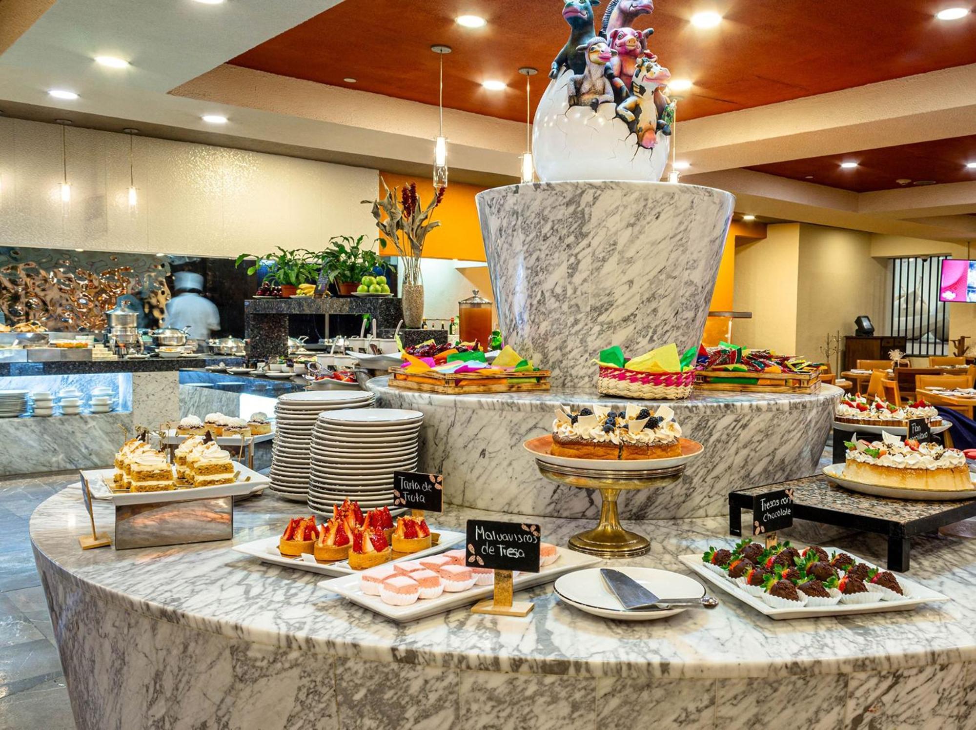 Camino Real Polanco Mexico Hotel Exterior photo A dessert buffet